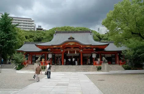 Le bâtiment principal, haiden, du sanctuaire Ikuta-jinja à Kobe.