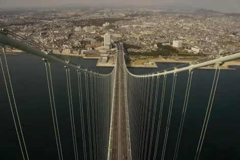 Il Akashi Kaikyo Bridge è il ponte sospeso più lungo del mondo.