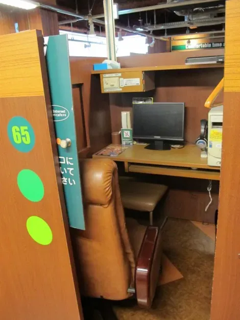 Une cabine de manga kissa, un point d'accès internet ouvert 24/7.
