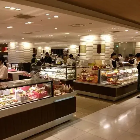 L'immensité des depachika japonais, sous-sol devenu paradis de la nourriture.