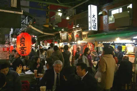 L'avenue commerçante Ameya Yokochô à Ueno regorge de petits restaurasst et izakaya.