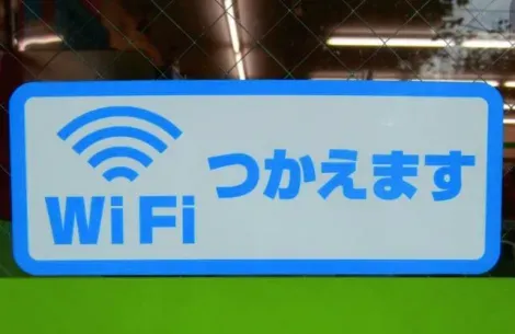 "Wifi disponible" indique cette enseigne. Cafés et restaurants au Japon proposent souvent un réseau gratuit à leurs clients.