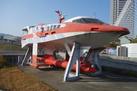 El hidróptero "golpe de viento (Zenbotsu-gata), expuesto en el Museo Marítimo de Kobe.