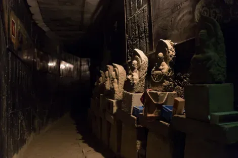 Un pequeño tunel lleva al templo interior. 