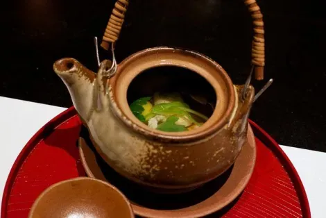 La sopa Matsutake Dobin Mushi se sirve en una tetera.