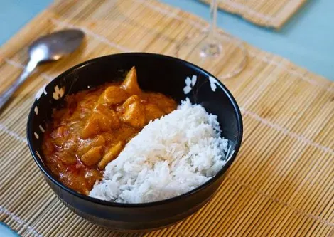 El curry con arroz es uno de los platos más comidos en Japón. Usualmente este lleva trozos de carne y tempura.