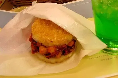 MOS Burger el la competencia de McDonald´s y son famosos por sus hamburguesas con arroz aglutinado en vez de pan.