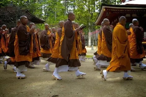 Des moines bouddhistes sur le Koyasan