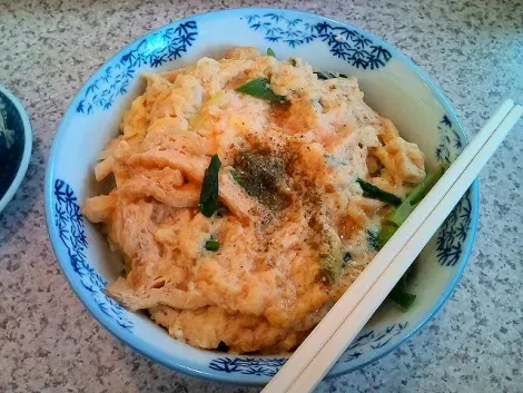 El kinusagadon es un plato popular hecho con arroz, huevo y soja.