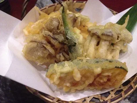 Yasai tempura, berenjeras, setas, cebollas, todo deliciosamente frito.