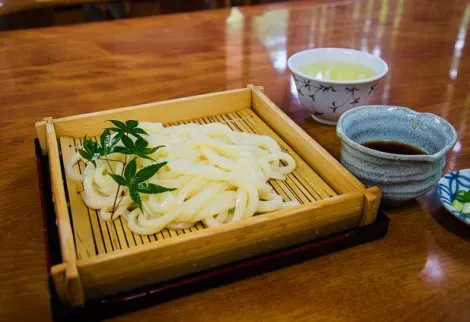 Los zaru udon se sirven fríos y se sumergen en una salsa de soja.