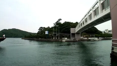 Un pont suspendu relie Toba à l'île des perles de Mikimoto.