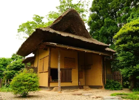 La casa de té Meimei-an con un techo de paja fuera de lo común. 