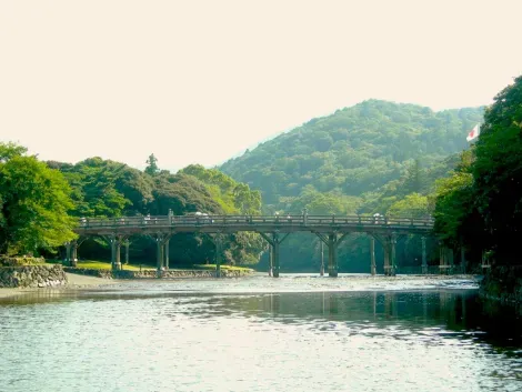 Le pont Uji-bashi mène au mystérieux sanctuaire d'Ise.