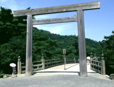 Le grand torii marque l'entrée dans le sanctuaire d'Ise, le site shintô le plus sacré du Japon.
