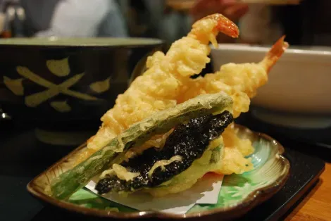 Des tempura crevettes, haricots verts et nori