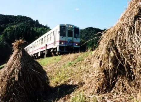 Ein Zug schlängelt sich die Hänge des Kyushu hinauf, um Takachiho zu erreichen