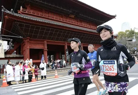 Le marathon aux abords de la tour de Tokyo