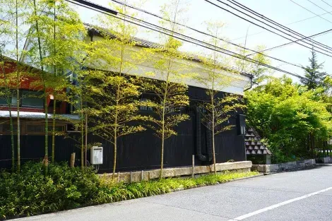 La façade de la brasserie de saké Nadagiku Shuo, à Himeji.