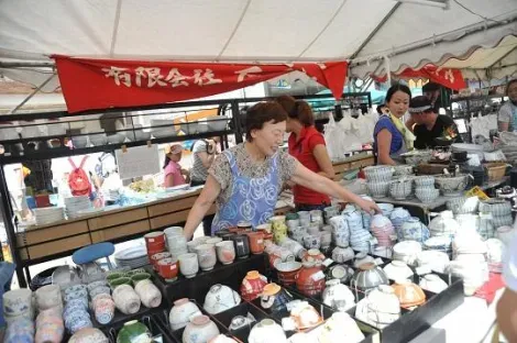 Durante el Toki Matsuri en agosto se puede pasear entre cerámicas hechas en los hornos locales. 