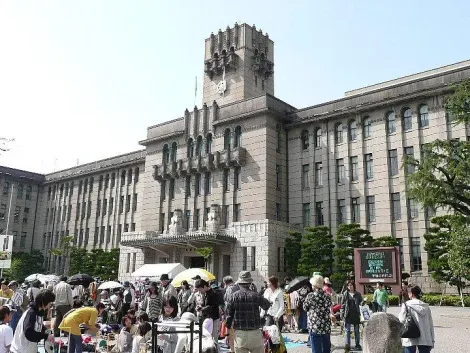 Con regularidad el ayuntamiento de Kyoto ve manifestaciones su esplanada. 