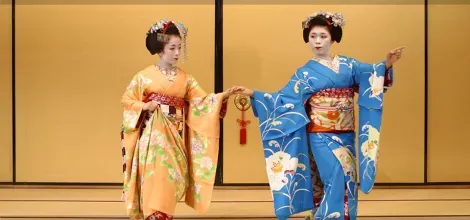 Gion Corner. Kyo-mai es una danza lenta ejecutada por las maiko.