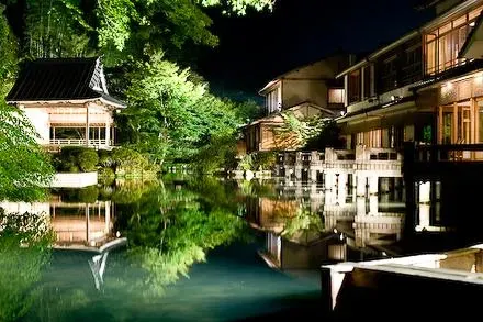 El Asaba ryokan es uno de los más famosos de Shuzenji. Tiene sus propias aguas termales y un ambiente digno de un teatro Nô.