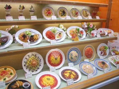 La vitrina de un restaurante japonés con sus apetitosos platos artificiales.