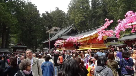El festival de Yayoi sale del templo Futarasan con unas cuantas carrozas.