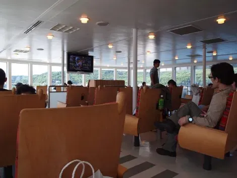 Durante un trayecto corto en ferry puedes ver algún juego de beisbol o competencia de sumo.