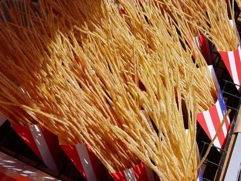 Los espaguetis fritos llamados supa-bo, están cubiertos con sal o azúcar y canela. 