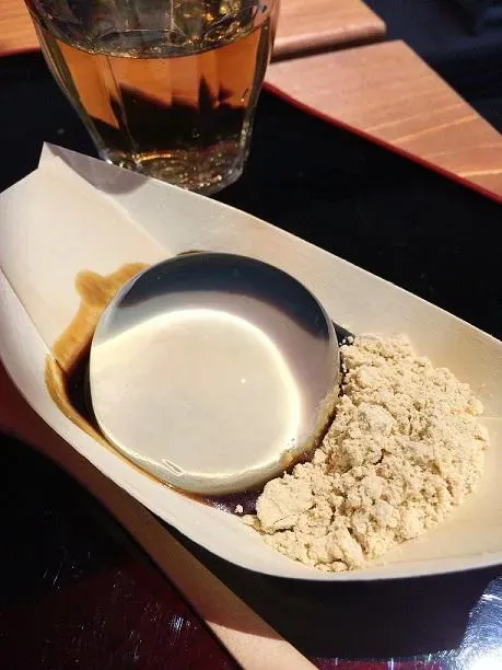 El pastel "agua" se sirve con un jarabe de azúcar morena y polvo de soja tostada (kinako).