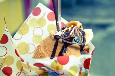 El taiyaki parfait es una delicia rellena de chocolate, helado y crema batida. 