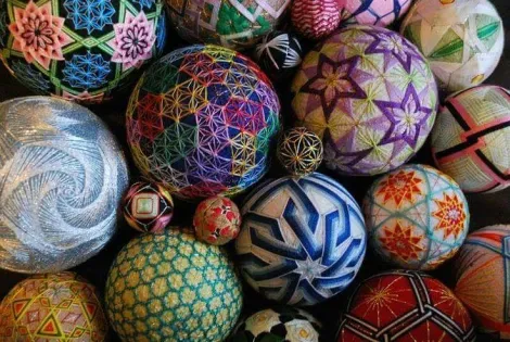 Las pelotas temari son hechas a mano y únicas.