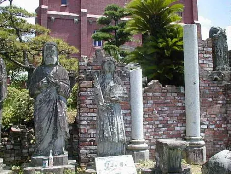 Statues dans le jardin de la cathédrale.