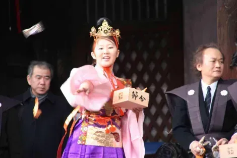 Une actrice lors setsubun du Nakayama-dera