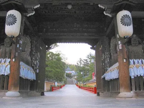 L'entée Niomon à l'entrée du Nakayama-dera