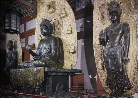 La triade du Bouddha Yakushi, VIIe siècle.