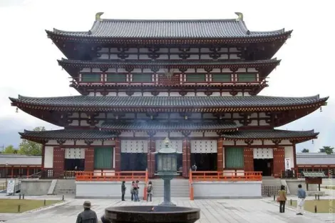 Le hall d'or du temple de Yakushi.