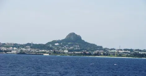 Le Mont Gusuku de l'île d'Ie vue de loin