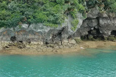 Les grottes sur les côtes de Kume-jima