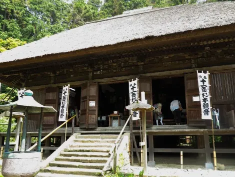 Le L'entrée du Sugimoto-dera et son toit de chaume