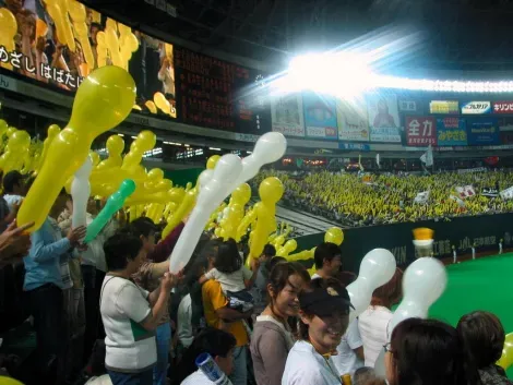 Los globos amarillos se usan para apoyar a los Hawks 