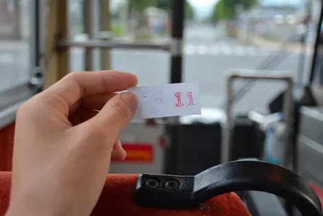 Un petit ticket que vous prendrez à la montée du bus