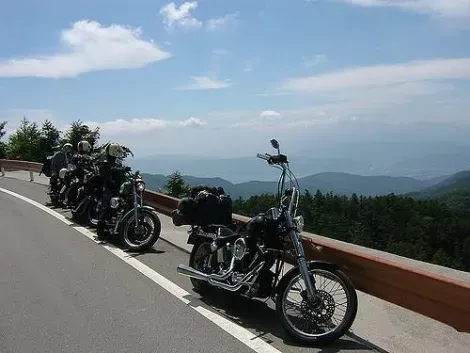 Des riders prennent leurs motos en photo sur le venus line près de Nagano