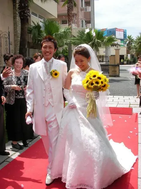 En Japón, en las bodas estilo occidental, tanto el hombre como la mujer visten de blando.