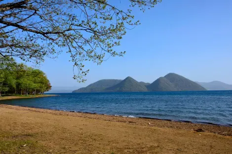 La isla Nakajima vista desde el Lago Toya.