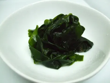 Une assiette d'algues wakame.