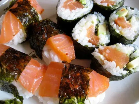 Sushi y sashimi envueltos en nori.