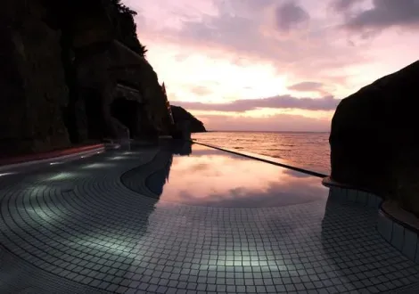 El crepúsculo desde la piscina exterior, Enoshima Island Spa.